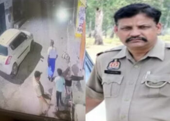 سڑک کے کنارے پلیٹ فارم پر بیٹھے ایک نوجوان کو بھگانے کے لیے لات ماری