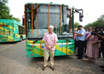 کجریوال حکومت نے محلہ بس سروس کا ٹرائل شروع کیا