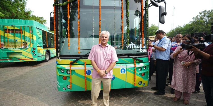 کجریوال حکومت نے محلہ بس سروس کا ٹرائل شروع کیا