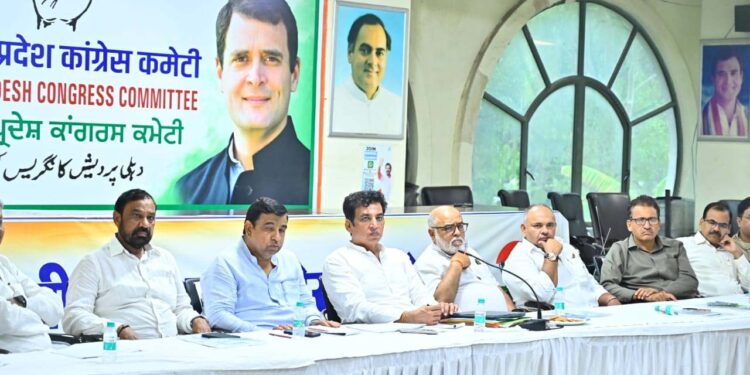 دیویندر یادو کی قیادت میں ضلع صدور اور ضلعی آبزرور کی میٹنگ