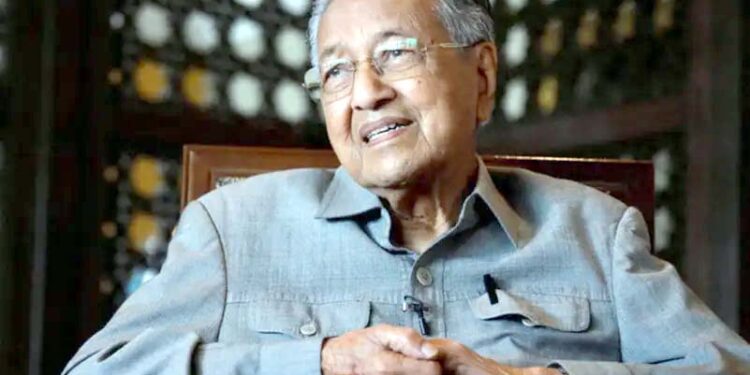 99 سالہ سابق وزیرِاعظم مہاتیر محمد کی طبیعت بگڑ گئی؛ اسپتال میں داخل