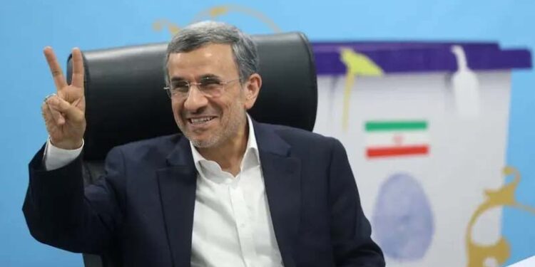 محمود احمدی نژاد قاتلانہ حملے میں بال بال بچ گئے: نیوز ویک