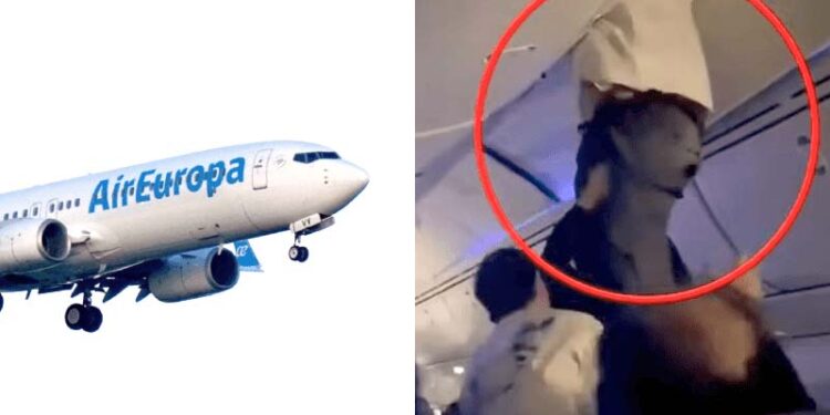 دوران سفر پرواز میں شدید جھٹکے، مسافر جہاز کی چھت میں پھنس گیا