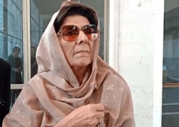 عمران خان نے آرمی چیف سے نیوٹرل ہونے کی درخواست کی ہے:علیمہ خان