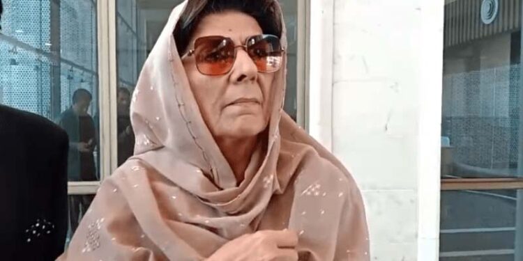 عمران خان نے آرمی چیف سے نیوٹرل ہونے کی درخواست کی ہے:علیمہ خان