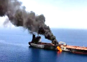 یمنی مسلح افواج کی بڑی کارروائی، امریکہ کے دو جنگی جہازوں پر میزائل اور ڈرون حملے