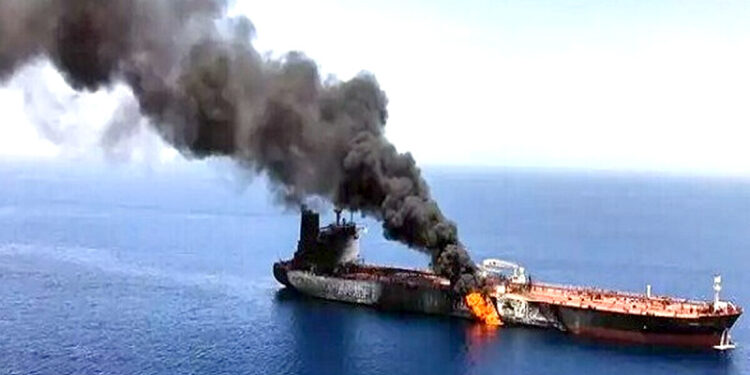 یمنی مسلح افواج کی بڑی کارروائی، امریکہ کے دو جنگی جہازوں پر میزائل اور ڈرون حملے