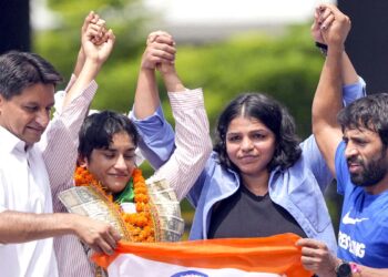 ونیش پھوگاٹ کا دہلی ایئرپورٹ پر والہانہ استقبال