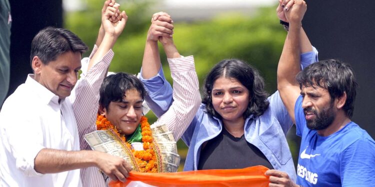 ونیش پھوگاٹ کا دہلی ایئرپورٹ پر والہانہ استقبال