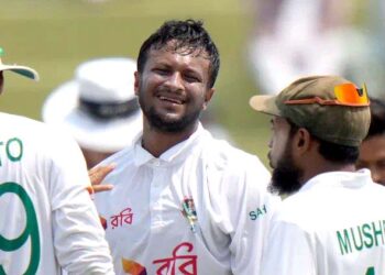 رضوان پر بال پھینکنے پر شکیب الحسن پر میچ فیس کا 10 فیصد جرمانہ