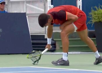 شکست سے مایوس الکاراز نے اپنا ریکٹ توڑ دیا