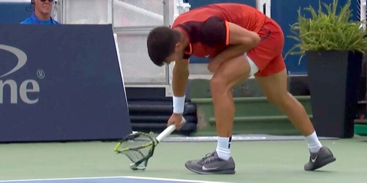 شکست سے مایوس الکاراز نے اپنا ریکٹ توڑ دیا