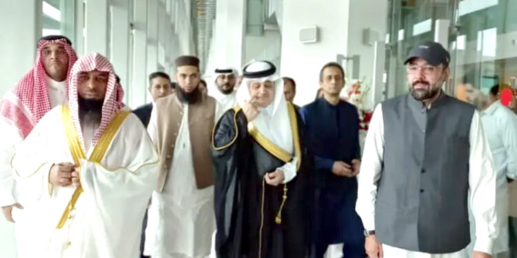 مسجد نبوی کے امام الشیخ صلاح البدیر سات روزہ دورے پر پاکستان پہنچ گئے