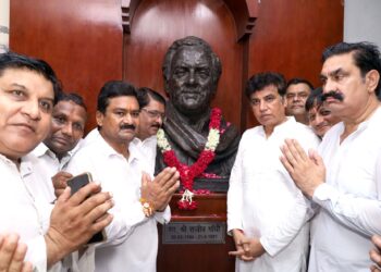 بھارت رتن، سابق وزیر اعظم راجیو گاندھی کے یوم پیدائش پر ریاستی کانگریس کے صدر دیویندر یادو نے راجیو بھون میں ان کی تصویر پر پھول چڑھا کر خراج عقیدت پیش کیا