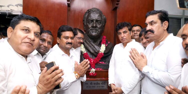 بھارت رتن، سابق وزیر اعظم راجیو گاندھی کے یوم پیدائش پر ریاستی کانگریس کے صدر دیویندر یادو نے راجیو بھون میں ان کی تصویر پر پھول چڑھا کر خراج عقیدت پیش کیا