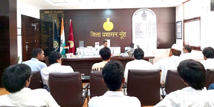 پانی کی کمی کو حل کرنے کے لیے آفتاب احمد نےڈی سی کے ساتھ کی میٹنگ