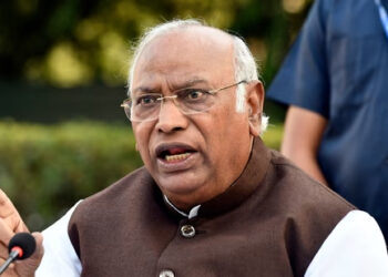 غریبوں کے کھاتے بند کرکے حکومت نے عوام کی دولت کو لوٹ کا ذریعہ بنادیا: کھڑگے