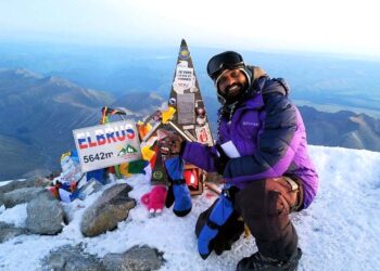 دیویانگ جن کی کوہ پیمائی ٹیم نے کلیمنجارو چوٹی پر 7800 مربع فٹ قومی پرچم لہرایا