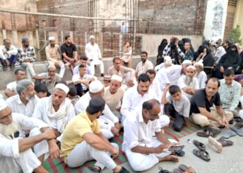 بچوں کی موت کے ذمہ دار ملزمان کی گرفتاری نہ ہونے کے متأثرہ خاندان دھرنے پر بیٹھا