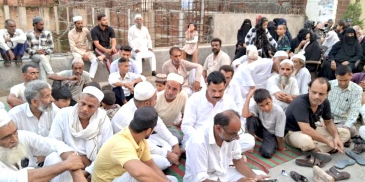 بچوں کی موت کے ذمہ دار ملزمان کی گرفتاری نہ ہونے کے متأثرہ خاندان دھرنے پر بیٹھا