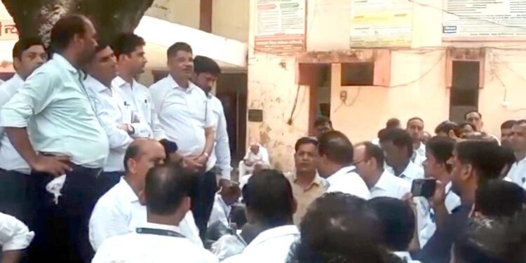 مارپیٹ معاملہ سے ناراض وکیل چوتھے دن بھی ہڑتال پر رہے