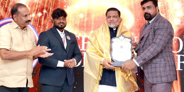 حاجی شکیل سیفی کو دبئی میں ’’امریکن بک آف ورلڈ ریکارڈ‘‘ کی جانب سے منعقدہ پروگرام میں اعزاز سے نوازا گیا