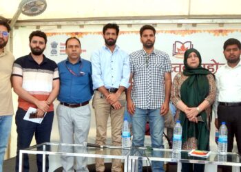 چنار اردو کتاب میلے کے پانچویں دن ’بچوں کے ذہنی نشوونما میں قصہ خوانی کے اثرات‘  اور ’سارے جہاں سے اچھا‘ کے عنوان سے پروگرام کا انعقاد