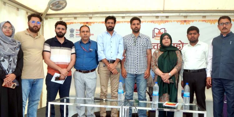 چنار اردو کتاب میلے کے پانچویں دن ’بچوں کے ذہنی نشوونما میں قصہ خوانی کے اثرات‘  اور ’سارے جہاں سے اچھا‘ کے عنوان سے پروگرام کا انعقاد