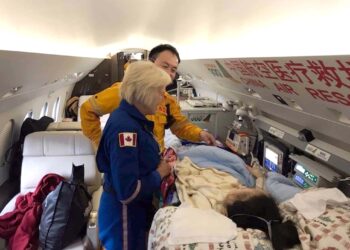 چینی طیارے میں مسافر کی ڈلیوری میں مدد کرنے والی نرس کی تعریف