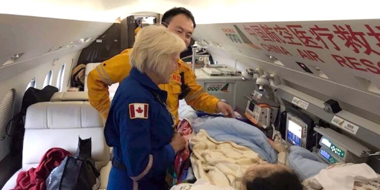 چینی طیارے میں مسافر کی ڈلیوری میں مدد کرنے والی نرس کی تعریف