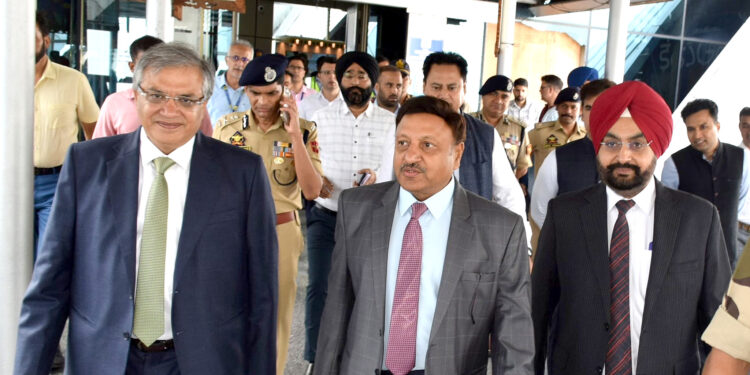 اسمبلی انتخابات کی تیاریوں کا جائزہ لینے کیلئے چیف الیکشن کمشنر دیگر اعلیٰ عہدیداروں ہمراہ وارد جموں کشمیر