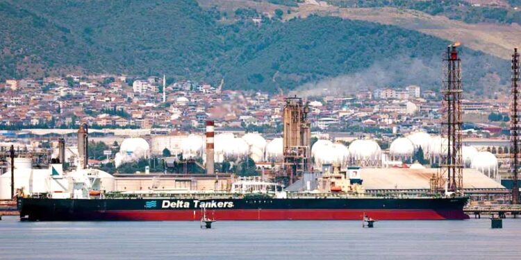 بحیرۂ احمر میں 23 اگست کو حوثی حملے کے بعد سے یونانی پرچم بردار جہاز آگ کی لپیٹ میں