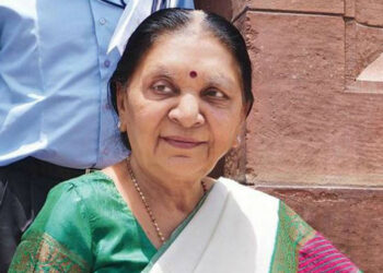 آنندی بین نے پیرا شوٹرز اونی  لیکھرا اور مونا اگروال کو مبارکباد دی