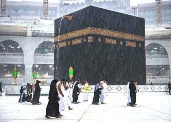 موسلادھار بارش میں خانہ کعبہ کے طواف کے روح پرور مناظر