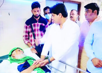 مہاراشٹر: ٹرین میں ظلم کے شکار بزرگ سے عمران پرتاپ گڑھی نے اسپتال میں کی ملاقات، ہر ممکن مدد کا دلایا بھروسہ