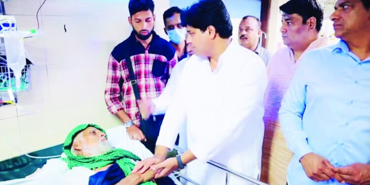 مہاراشٹر: ٹرین میں ظلم کے شکار بزرگ سے عمران پرتاپ گڑھی نے اسپتال میں کی ملاقات، ہر ممکن مدد کا دلایا بھروسہ