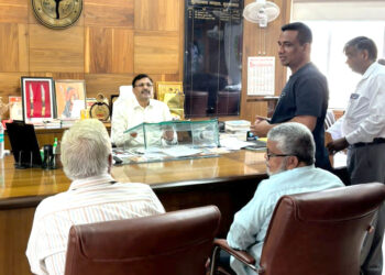 تعمیر نو کے سلسلہ میں ہینڈی کرافٹ ڈیولپمنٹ سوسائٹی کے ایک وفدنے ڈویژنل کمشنر سے ملاقات کی