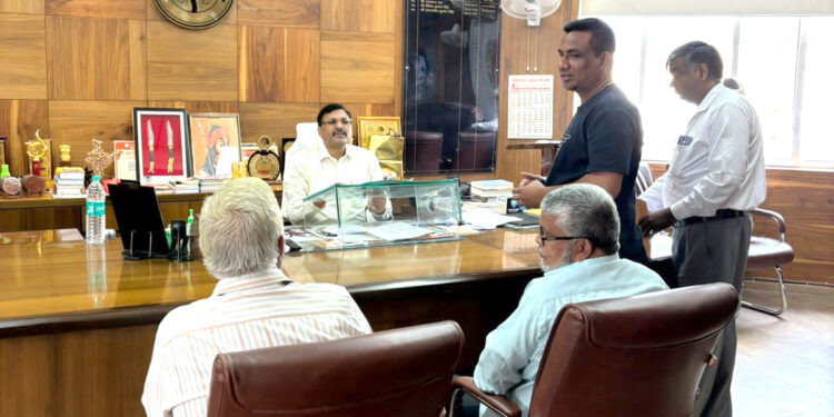 تعمیر نو کے سلسلہ میں ہینڈی کرافٹ ڈیولپمنٹ سوسائٹی کے ایک وفدنے ڈویژنل کمشنر سے ملاقات کی