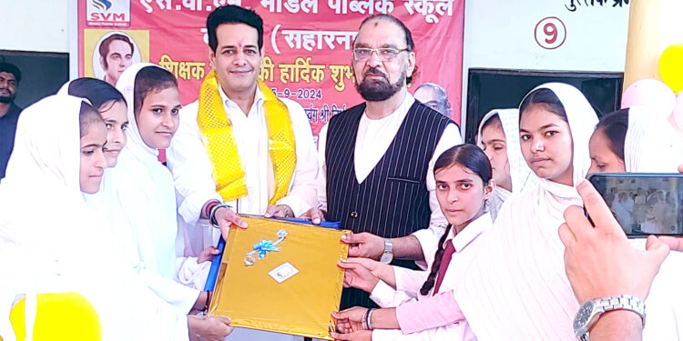 اسکولوں میں جوش و خروش سے منایاگیا یوم اساتذہ