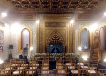 قدیم تاریخی مسجد کے اندر شادی کی تقریب کا اشتہار، مصری شہری مشتعل