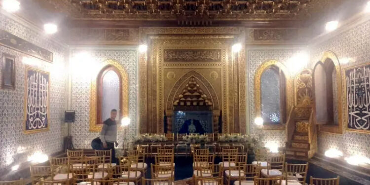 قدیم تاریخی مسجد کے اندر شادی کی تقریب کا اشتہار، مصری شہری مشتعل