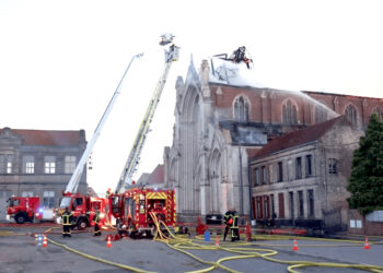 فرانس کے 164 سالہ تاریخی چرچ میں آگ بھڑک اٹھی، ہر چیز خاکستر ہوگئی