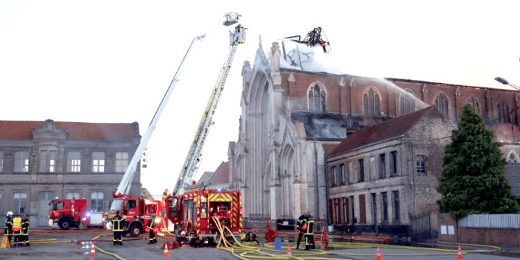 فرانس کے 164 سالہ تاریخی چرچ میں آگ بھڑک اٹھی، ہر چیز خاکستر ہوگئی