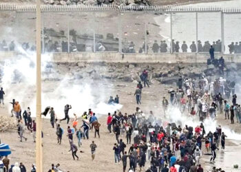 ہزاروں تارکین وطن کی تیر کر مراکش سے اسپین پہنچنے کی کوشش