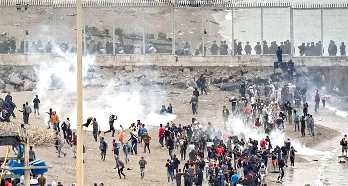 ہزاروں تارکین وطن کی تیر کر مراکش سے اسپین پہنچنے کی کوشش