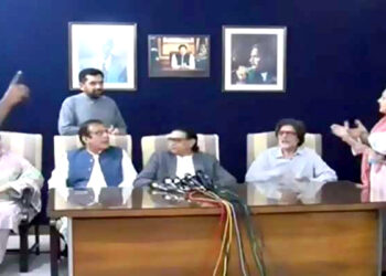 صحافیوں نے پی ٹی آئی رہنماؤں کے سامنے سے احتجاجاً مائیک اٹھالیے