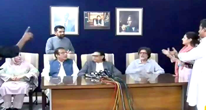 صحافیوں نے پی ٹی آئی رہنماؤں کے سامنے سے احتجاجاً مائیک اٹھالیے