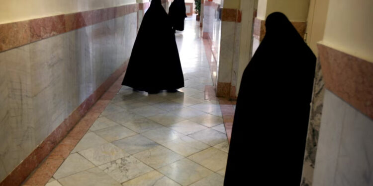 جیل میں قید خاتون کا ایران میں عورتوں پر مظالم کے خلاف آواز اٹھانے کا مطالبہ