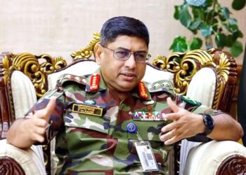 کچھ بھی ہو جائے حکومت کے ساتھ ہیں، بنگلہ دیشی آرمی چیف کا اعلان