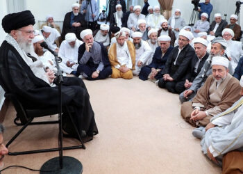 شیعہ-سنی کو ایک دوسرے سے الگ کرنے کی بھرپور کوشش اور سازش: آیت اللہ العظمی خامنہ ای